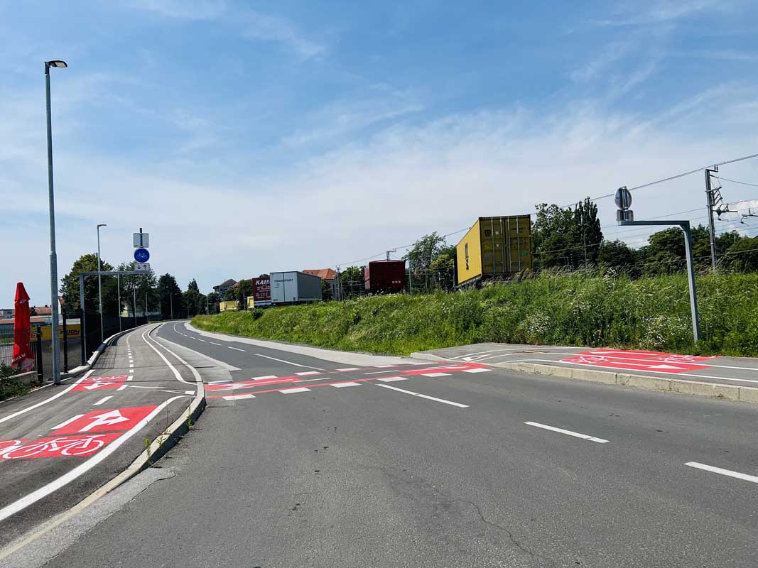 Ureditev kolesarske povezave in zamenjava vodovoda na Rogozniški cesti.