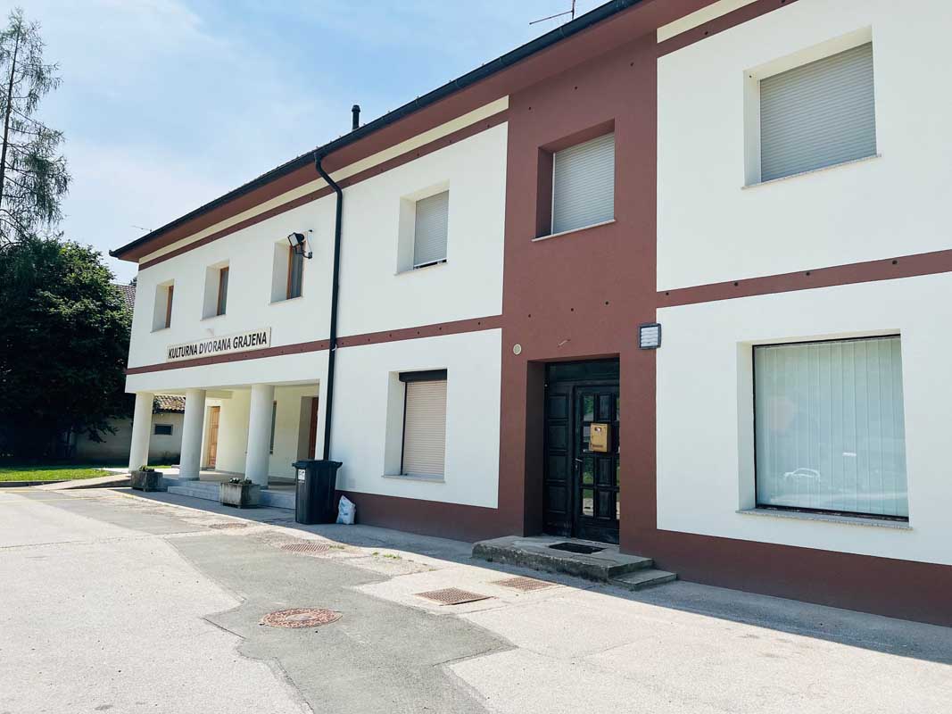 Kulturna dvorana Grajena: ureditev kuhinje, prostora za delovanje MPZ Grajena, obnova fasade, toplotna črpalka in ureditev parketa.