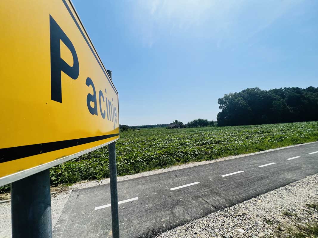 Kolesarske steze: Ptuj–Destrnik, Ptuj–Juršinci, skozi naselje Podvinci in Pacinje.