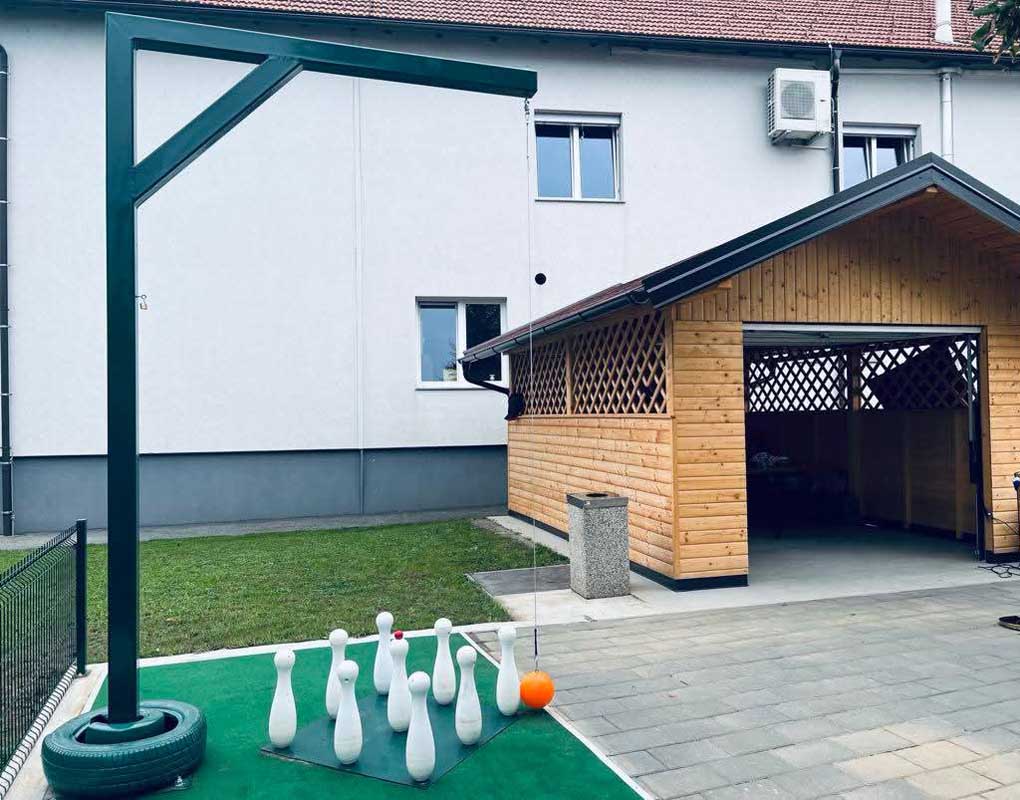 Medgeneracijski center s kegljiščem Rogoznica.