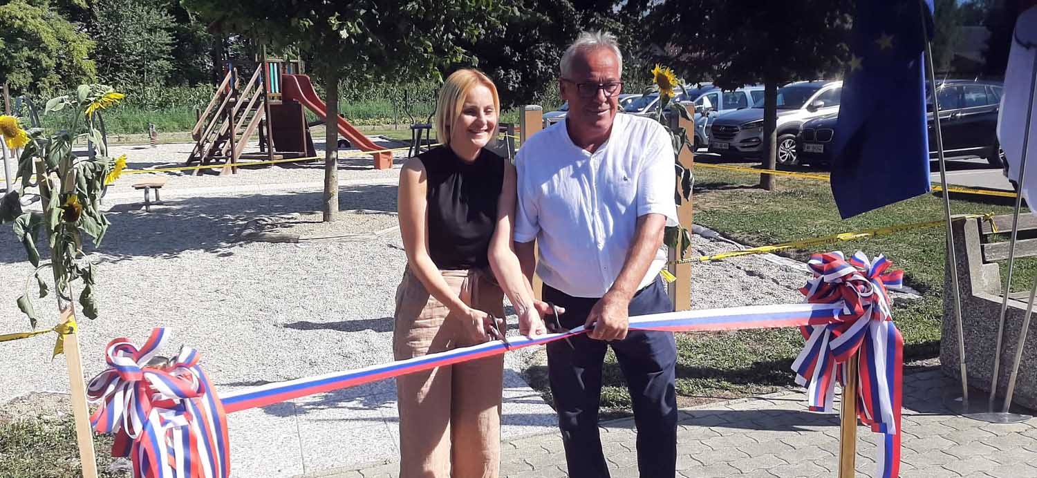 Viseče kegljišče in fitnes na prostem v športnem parku.