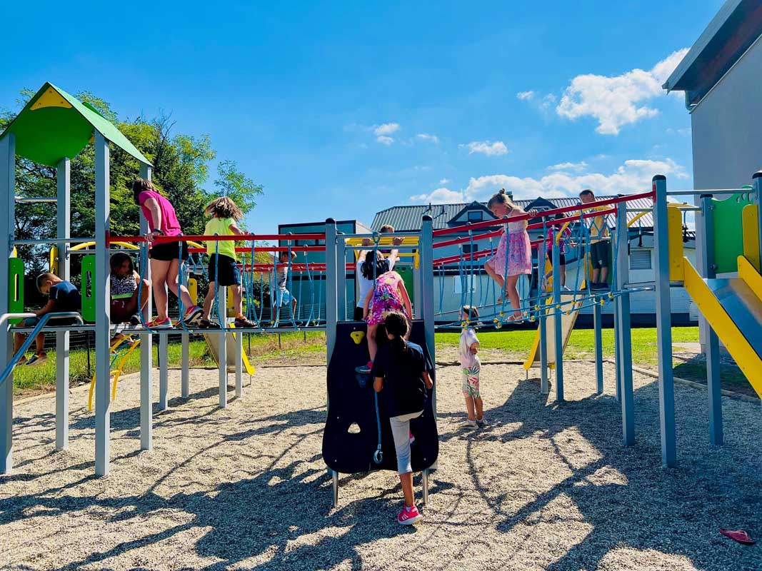 Motorični park in umestitev AED (defibrilatorja) ob večnamenski dvorani.