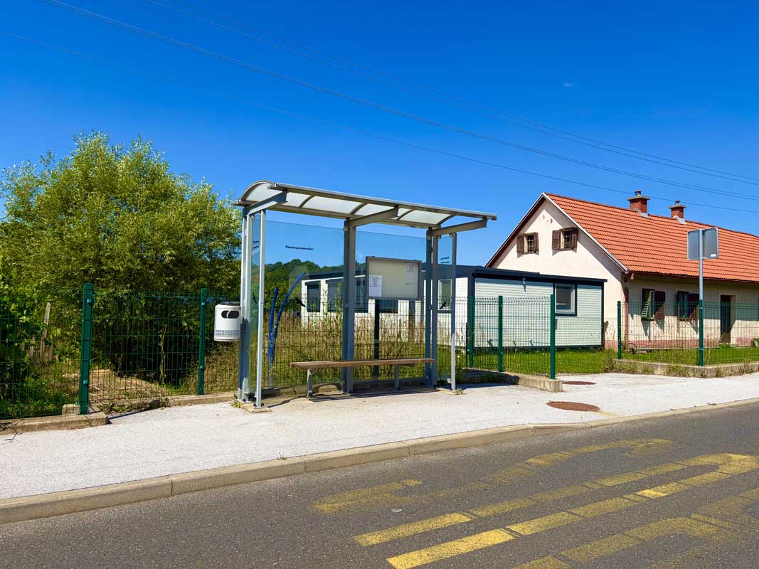Pločnik in avtobusna postaja Štuki - Grajena.