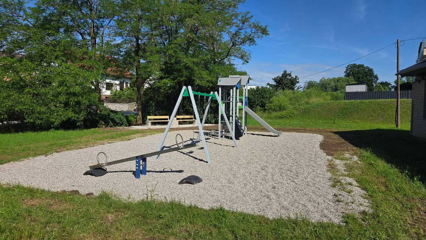Obnova športnega igrišča Vičava in nova otroška igrala v naselju Bratje Reš.