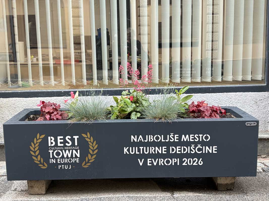 Skrbimo za urejen videz mesta z zasaditvami, cvetličnimi koriti, urejanjem zelenic in javnih površin, ki prispevajo k prijetnejšemu in privlačnejšemu urbanemu okolju.
