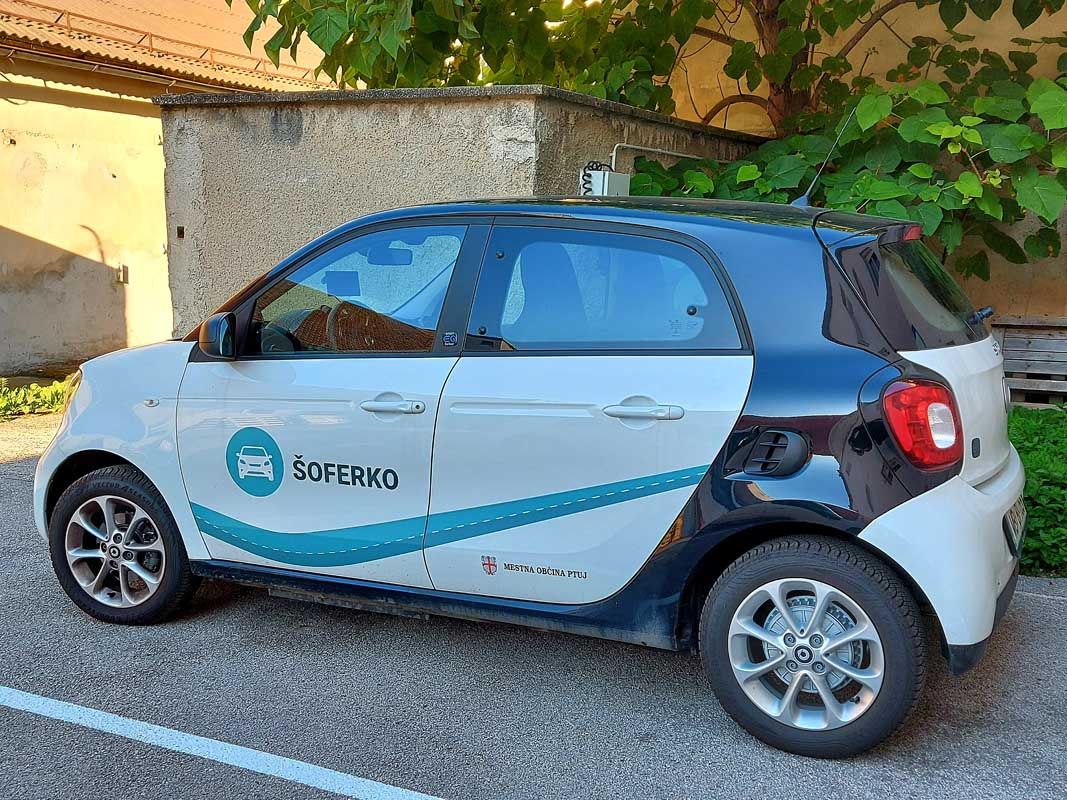 V partnerstvu z Javnimi službami Ptuj in ZŠAM Ptuj izvajamo projekt Šoferko, ki starejšim občanom omogoča brezplačne prevoze z električnim vozilom za opravljanje nujnih poti po mestu. S projektom izboljšujemo mobilnost, dostopnost storitev in kakovost življenja starejših.