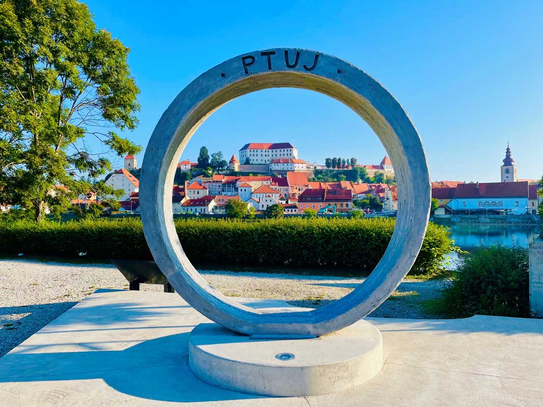 Podprli smo idejo Soroptimist kluba Ptuj in z novo turistično točko obiskovalcem in domačinom ponudili privlačen prostor za fotografiranje ter promocijo najstarejšega slovenskega mesta.