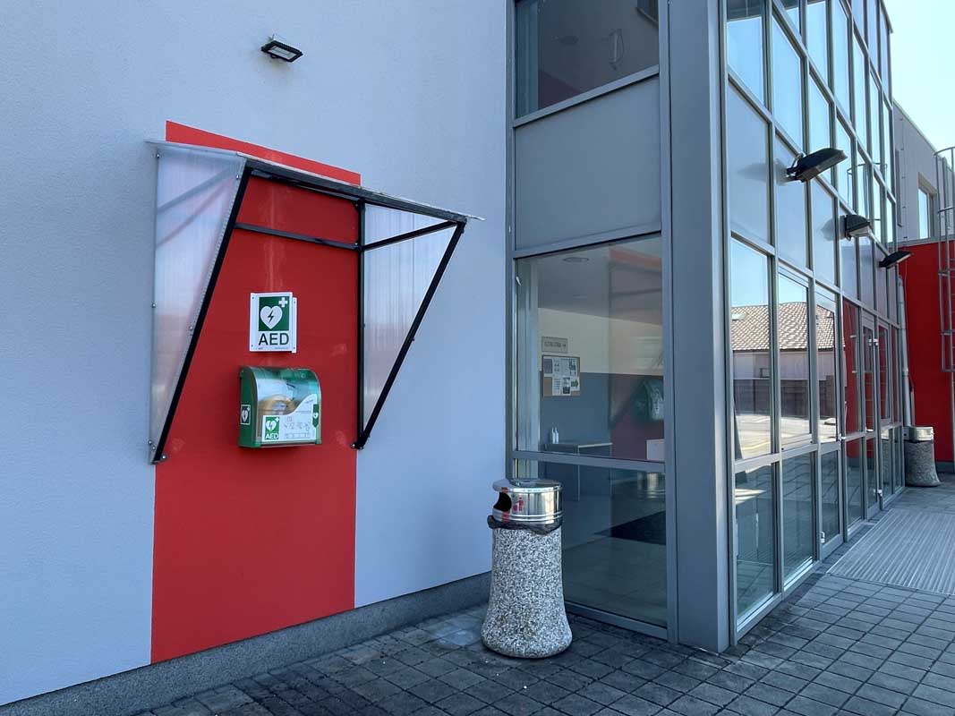 Mestna občina Ptuj v sodelovanju s četrtnimi skupnostmi, Društvom AED ter številnimi donatorji sistematično širi mrežo javno dostopnih defibrilatorjev (AED).