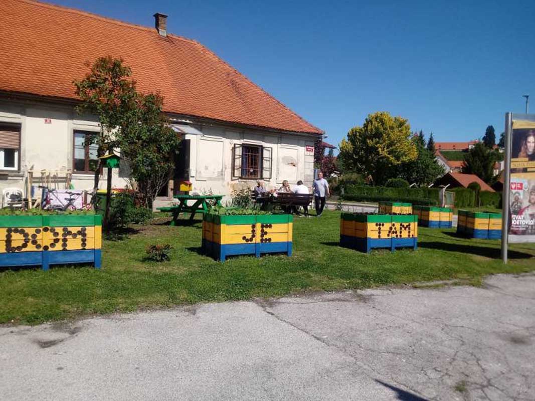 Podpiramo program Kamra, ki nudi psihosocialno, krizno in stanovanjsko pomoč ljudem v socialni stiski ter jim pomaga pri urejanju osnovnih življenjskih pogojev in vključevanju v družbo.